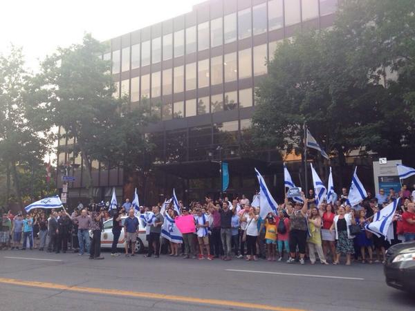 frogsarelovely's tweet image. @nunu_0822 That was the one in Montréal last night. #shame #ProGenocide