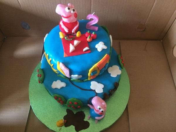 IAPMacca_D's tweet photo. Peppa Pig cake made for my Eilidhs 2nd Birthday by myself and @Lubieloolabell #birthdaycake #homemade loved it! http://t.co/cRLDh3lIwM