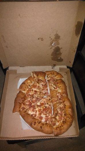 johnmichaeltx's tweet photo. @pizzahut Just received this mess via delivery. You guys didn't #makeitgreat http://t.co/iDWEs4uB8t