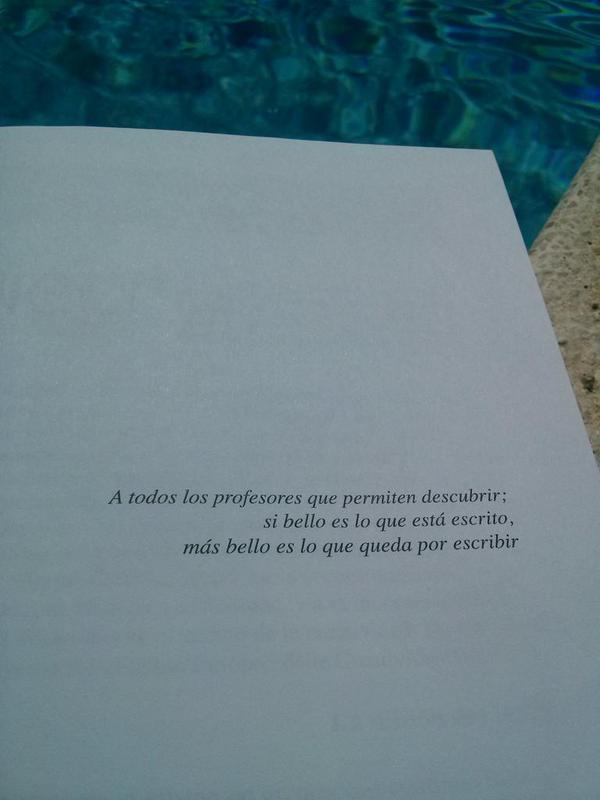 RossMari86's tweet photo. Un libro y una piscina, Que más puedo pedir! http://t.co/ObyUj2W9ei