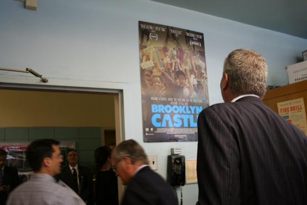 Cinetic_Media's tweet photo. .@BilldeBlasio admires the @Brooklyn_Castle poster while visiting I.S. 318 in Brooklyn http://t.co/WEd0ehJbRr