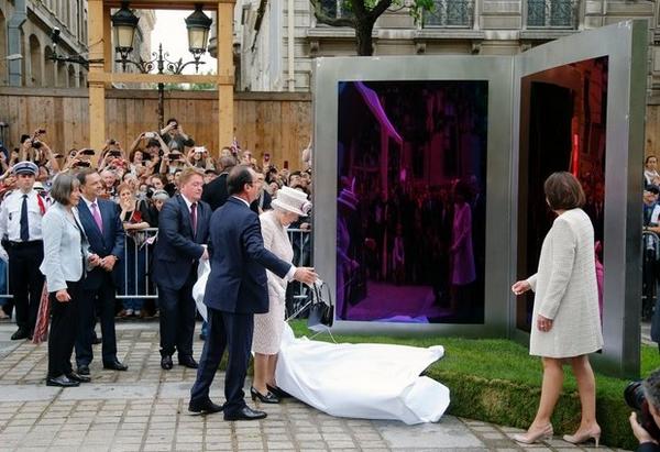 Cass_Sculpture's tweet photo. Well done Diane Maclean! We love seeing artists that we have worked with doing so well #TheQueen #Sculpture #Paris http://t.co/3f8mcdbgCD