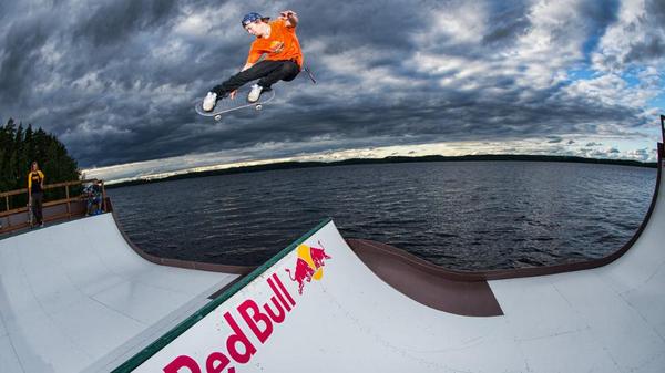 redbull's tweet image. Yep, it's a floating mini ramp complete with sauna. On a lake. In Finland: win.gs/1kPOQWV