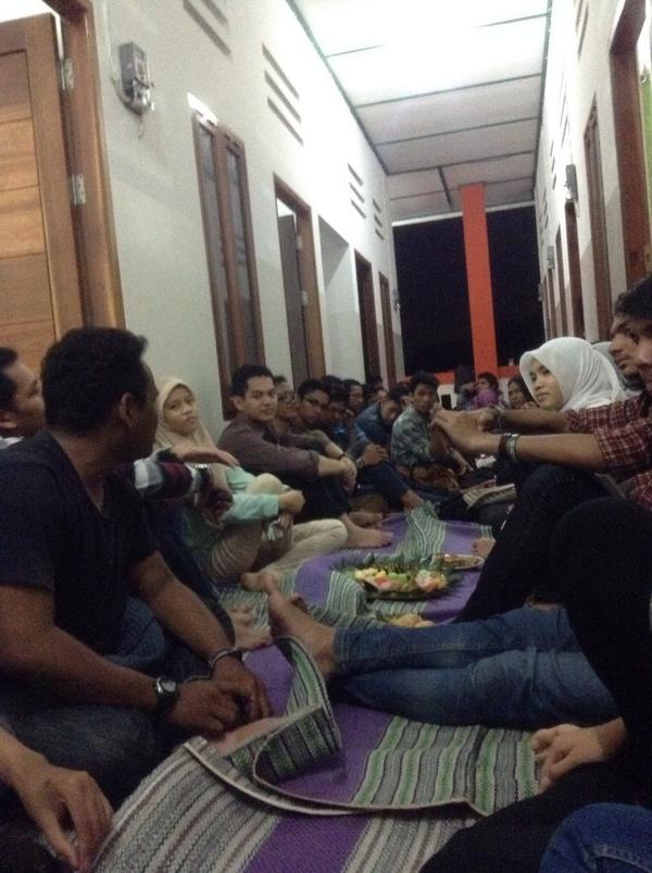 Suasana buka bersama URaL saat sharing bersama alumni, 20 Juni 2014 kemarin