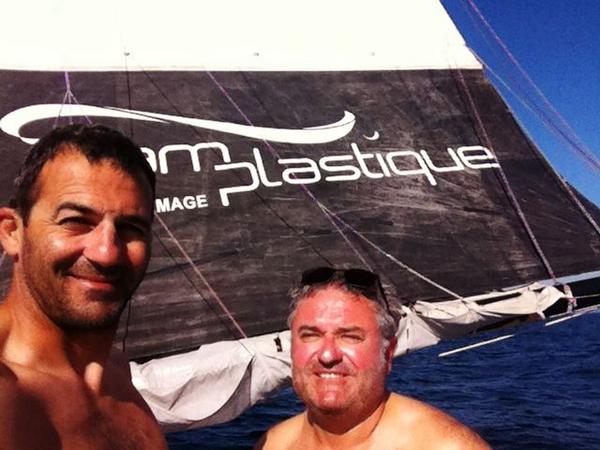 Team_Plastique's tweet image. Atlantique, Alessandro Di Benedetto et Didier Elin pour un selfie à bord de Team Plastique #IMOCA60 #SAS2014