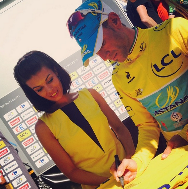 LeTour's tweet photo. RT pour gagner le @MaillotjauneLCL / RT to win the yellow jersey signed by @vincenzonibali @lecoqsportif http://t.co/5Ndb9cU3Kz