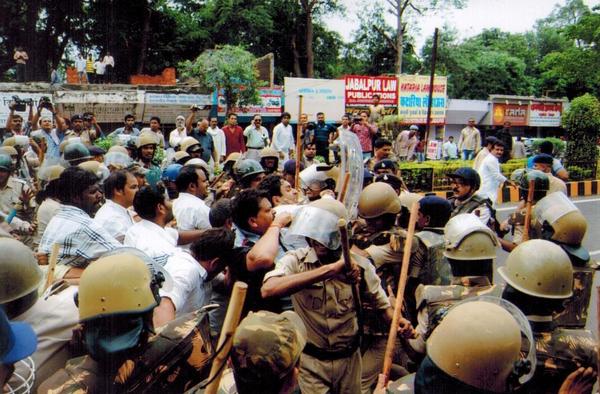 IYC's tweet photo. Madhya Pradesh Youth Congress Protest on Vyapam Scam against the BJP Govt in Jabalpur today.. http://t.co/Ac36AYHAgJ