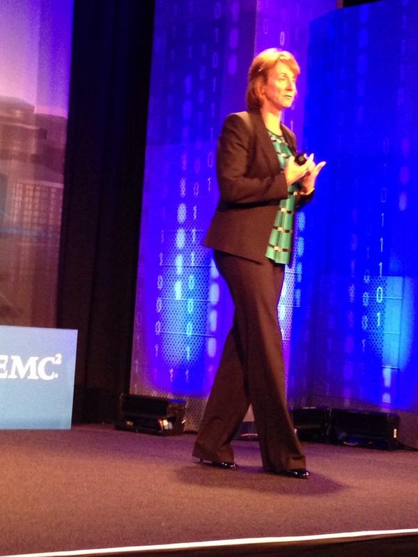 vizslageek's tweet image. .@FidelmaRusso talking #VMAX3 #hypermax #keepingitsimple #welcometothedynamicmatrix