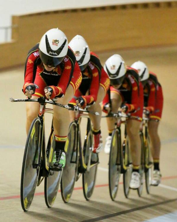 Estàs si que son unas campeonas, se han caido, se han levantado y han Vuelta a correr!!! #sondepuraraza <a href="/RFECiclismo/">Real Federación Española de Ciclismo</a>