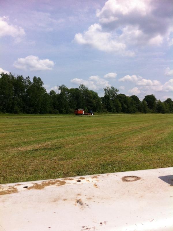 halpenny94's tweet photo. Last of the second cut silage being picked up 👍🚜 http://t.co/grbNkSMvF6