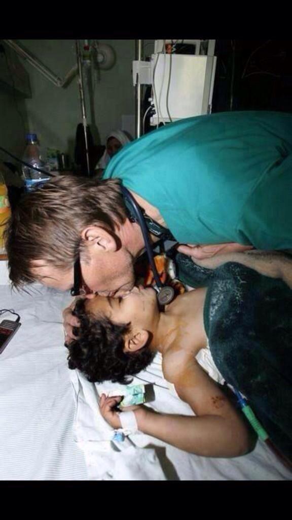 جيلبرت الطبيب النرويجي  كيف يودع شهداء غزة  BtKlIyfCQAAI39k