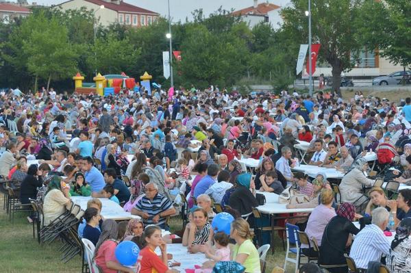 tiranozgur's tweet photo. Ramazan'ın 25.gününde Valimiz sn @MustafaYMN ın himayesinde kurulan İftar Alanında binlerce kişi orucunu açtı http://t.co/Pg2DNXMhG2