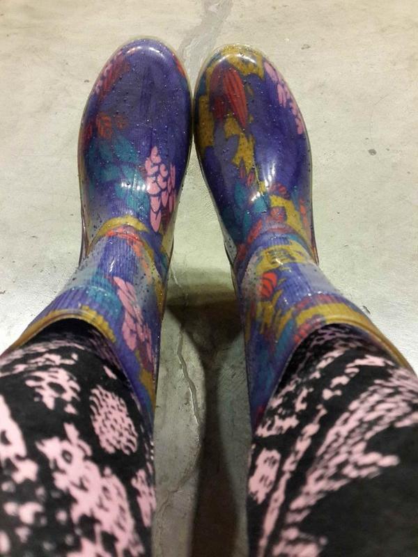 TinderellaPig's tweet photo. Perfecto día para utilizar mis botas de lluvia! http://t.co/xCeEaVJtbH