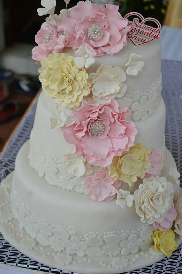 Fondant wedding cake
