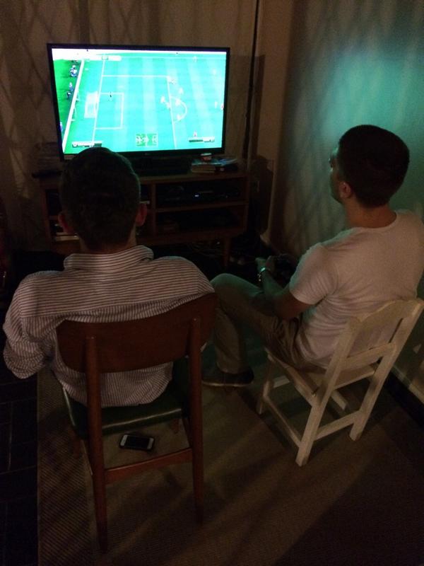 japmarin's tweet photo. "Tio, vos no tuviste infancia.." Cuando les invito a jugar futbol de verdad y ellos duro al Playstation http://t.co/jKiMMDQ4s9