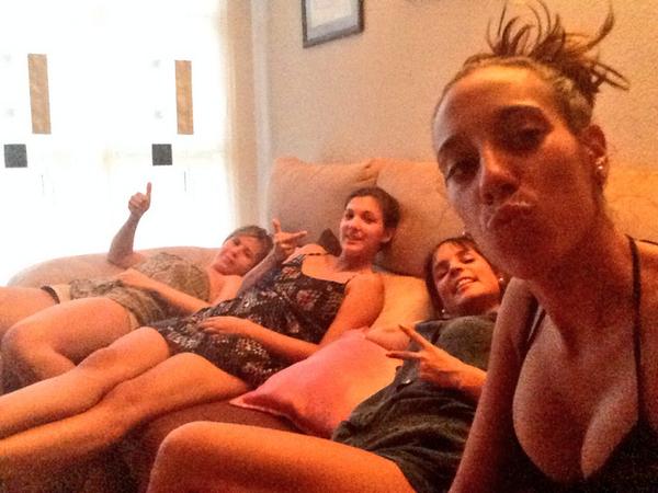 lauraa_madriz's tweet photo. Porque nos encanta estar tiradas!👏 EQUIPO LAGARTIJAAAA🐍 @esterere91 #popy #paulita ❤️ http://t.co/HUfbvsxtv9