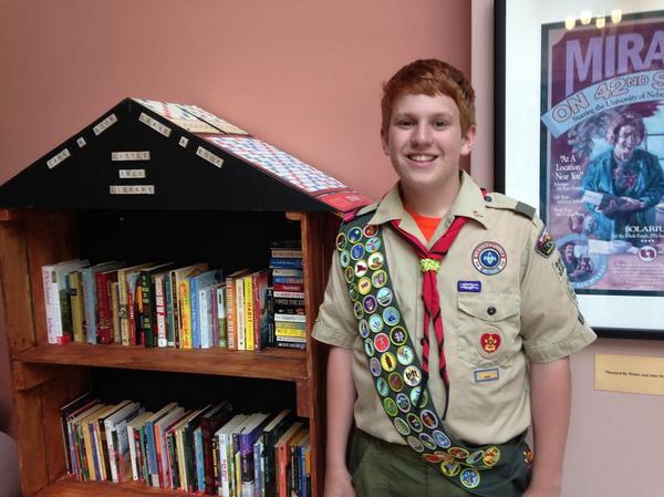 3NewsNowOmaha's tweet image. Looking to pass the time at @NebraskaMed Ctr? How about a book? The story behind this @LtlFreeLibrary today at 4pm.