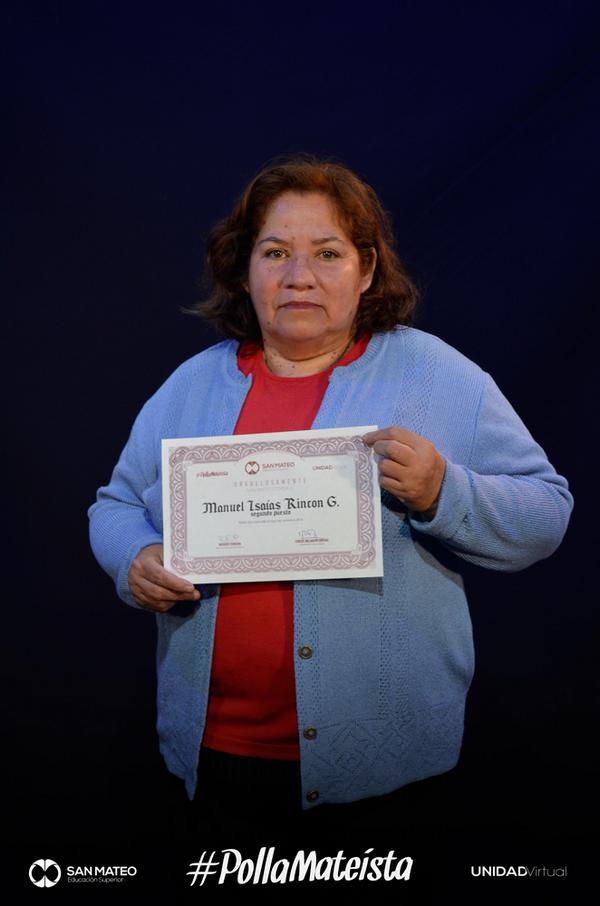 SanMateoVirtual's tweet photo. Amparo González, en representación de su hijo MANUEL ISAIAS RINCON GONZALEZ, ganador de media beca. #POLLAMATEISTA http://t.co/lhZSyX0hzM