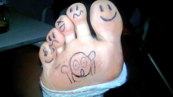 mariamoguer90's tweet photo. Mi obra de arte...@joserasco  @elperi95  @mjsoto91 ..... Deseando que llegues con la escayola !!rotuladores listos xD http://t.co/Nj5W6X0RA7
