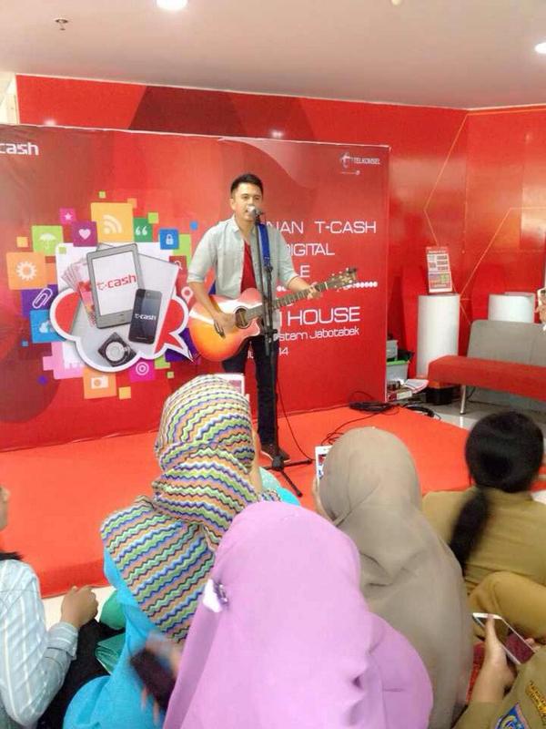 ShopBSD's tweet photo. special perform with.. mantaaap http://t.co/hJOeXRmgNI
