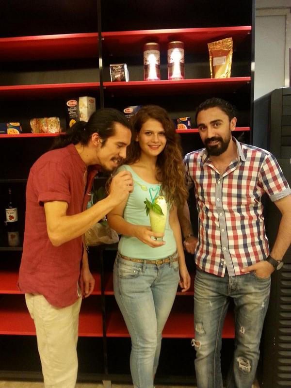 lussocafebistro's tweet photo. Bu ekip coookkk mutlu @PelinnKarakass  @varlielerkan http://t.co/V06jNbn8aB