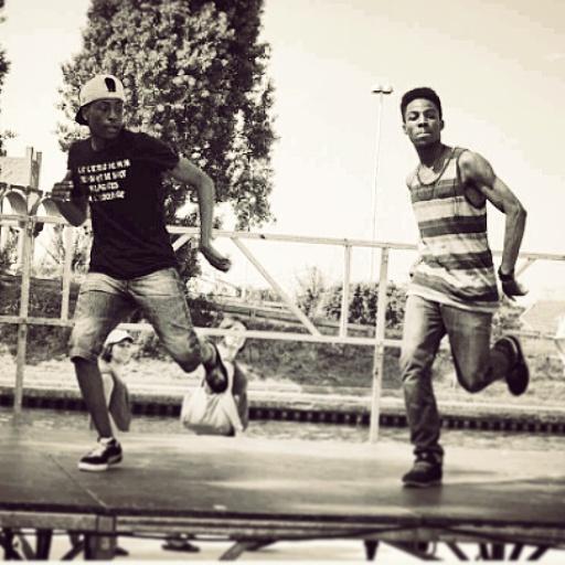 CM_JAB's tweet photo. Spectacle de danse avec le bro #dance #hiphop #breakdance #toprock #bondy #noisylesec #graffity http://t.co/uf9bdSwuR2