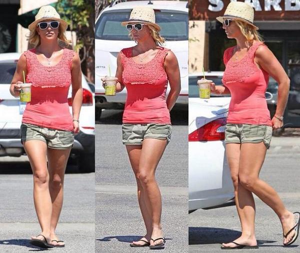 britneyb1tch's tweet photo. July 22 - Britney at Starbucks! #1 http://t.co/2ImGIu8wBq