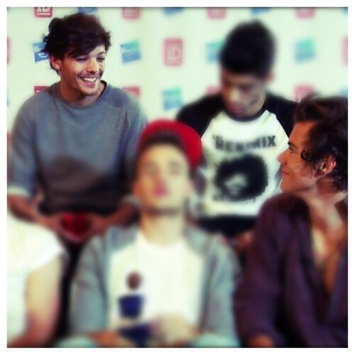 1DLarryRomance's tweet photo. "Cuando nuestras miradas se encuentran, el tiempo se detiene y nuestro al rededor desaparece". ♥ http://t.co/mynL04MGv5
