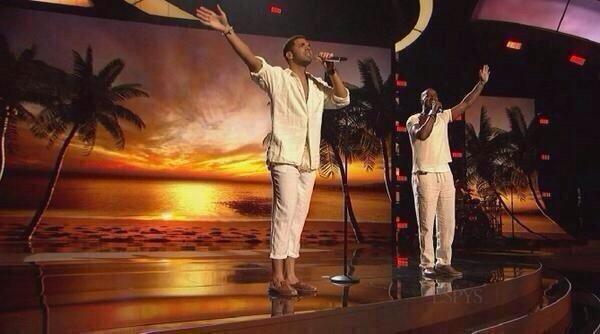 YABOYYDEQUAN's tweet photo. Drake looks like he's performing at a Christian summer camp http://t.co/wTdnev0e86