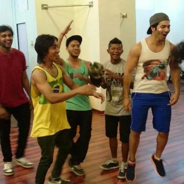 Khyati_Varun's tweet photo. Exclusive pic : @Varun_dvn practice for @ABCDTheMovie http://t.co/vCjb12K0j8