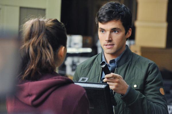 PLLonMax's tweet photo. RT if you love Ezra! #PLL http://t.co/nkevM7mXGc
