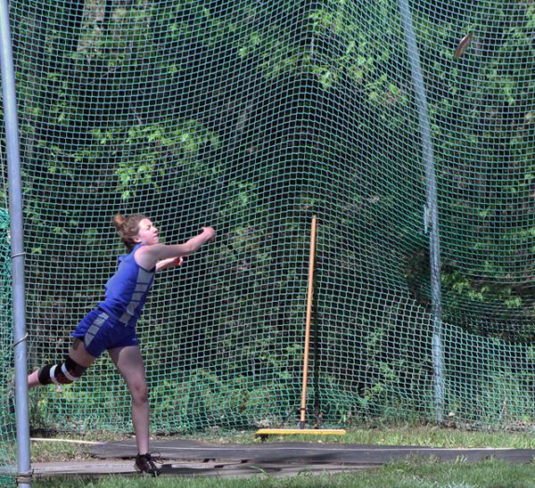 ECTrack2580's tweet photo. @lizzyswanson11 requested I put up a more flattering picture of her throwing. #TrackNation #GetTrackOnESPN #ShePicked http://t.co/pjtOXVUbCy
