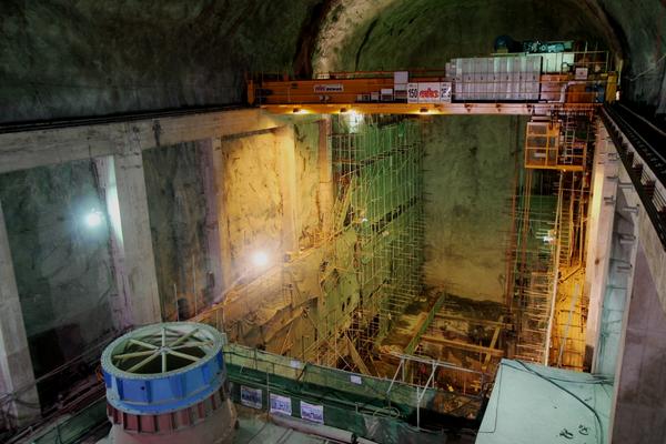 mhedemag's tweet photo. Underground installation of 150T #crane to lift #turbines in #HuluTerengganu #HydroPowerPlant.
http://t.co/0RSCDARRnQ http://t.co/1H7qTi0rb8