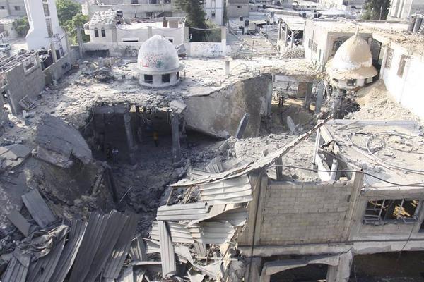 الجيش الصهيوني يستهدف المساجد وصورة لاستهداف طائرات الإحتلال مسجد الفاروق في رفح. BtMTRVyCUAA_dvV