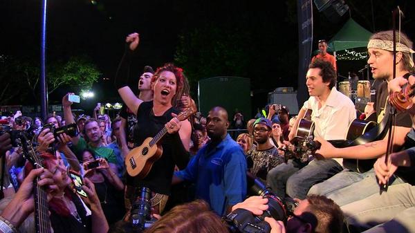 sandibachom's tweet photo. .@ConcertBlogger @AmandaPalmer at #SeegerFest jumping the fence with her uke "If I Had A Hammer" finale http://t.co/RTbReRj1qs