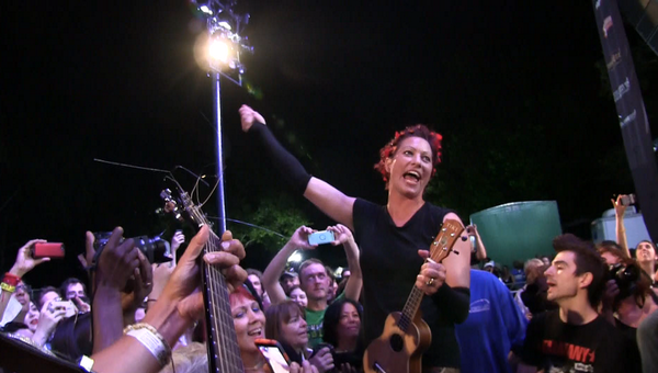 sandibachom's tweet photo. .@ConcertBlogger @AmandaPalmer at #SeegerFest jumping the fence with her uke "If I Had A Hammer" #FREEDOM http://t.co/wVoMOCDMOb
