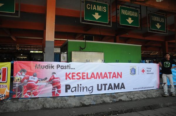 PMI_DKI_Jakarta's tweet photo. Tips mudik: Gunakan masker &amp; lindungi diri Anda dr asap, debu &amp; polusi @palangmerah @pelinfo_kemhub @jasaraharja_pst http://t.co/OhB6WQyyZZ