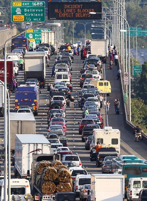 komonews's tweet photo. MT @joshtrujillo Looks like a party on I-5 Ship Canal bridge. Though probably not fun. #POTUS #POTUSinsea #ObamaWA http://t.co/YicGkJikdO