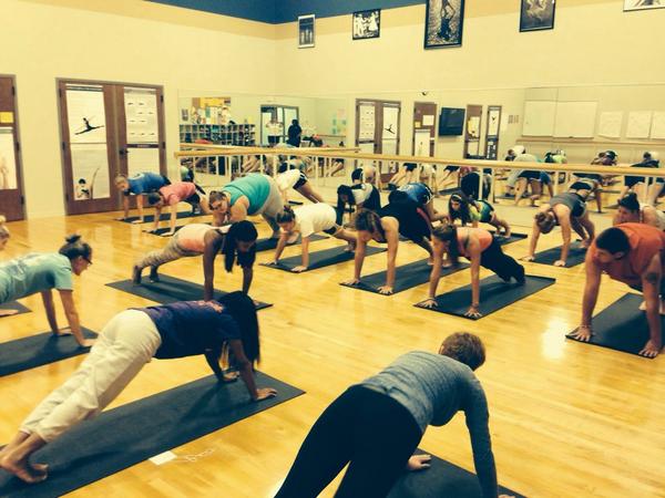 LanderCampusRec's tweet photo. Upward dog and planking for our Yogis tonight! #BearcatBodies14 #Expo2 #Lander18 http://t.co/nLz8xEpR7g