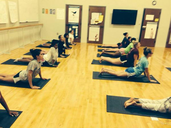 LanderCampusRec's tweet photo. Upward dog and planking for our Yogis tonight! #BearcatBodies14 #Expo2 #Lander18 http://t.co/nLz8xEpR7g