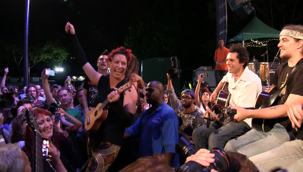 sandibachom's tweet photo. .@amandapalmer @seegerfest @indeciSEAN #seegerfest http://t.co/6oEeWuMTtH