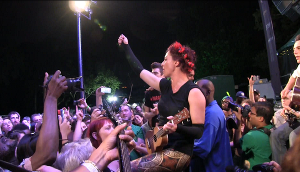 sandibachom's tweet photo. .@amandapalmer @seegerfest @indeciSEAN #seegerfest http://t.co/lNAwjImU1S