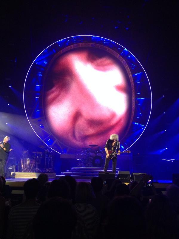 PierreOberle's tweet photo. Brian looking at @DrBrianMay playing in Boston @brianmaycom @OIQFC http://t.co/ygGgFXIygT