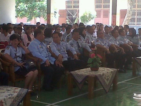 DivPas_Banten's tweet photo. @akbarhadi08 Acara Pemberian Remisi Hari Anak Nasional di LP Anak Pria Tng dihadiri Dir Bimkemas &amp; pengentasan Anak http://t.co/UwMWiuR0uO