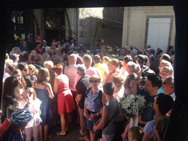 ElisaMadiot's tweet photo. Ce matin, devant l'hôtel @EquipeFDJ : mais qu'attendent-ils? @letour #AllezFDJfr http://t.co/oKanpLYlQG