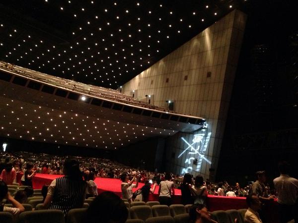 ワーナー ブラザース ジャパン しばし取り乱しツイート大変失礼いたしました 無事東京国際フォーラムに到着し 汗をぬぐい 息を整え終えた次第です 本日は るろうに剣心 京都 大火編 のプレミア試写会が開催されます 会場の中央には大きな赤い花道が