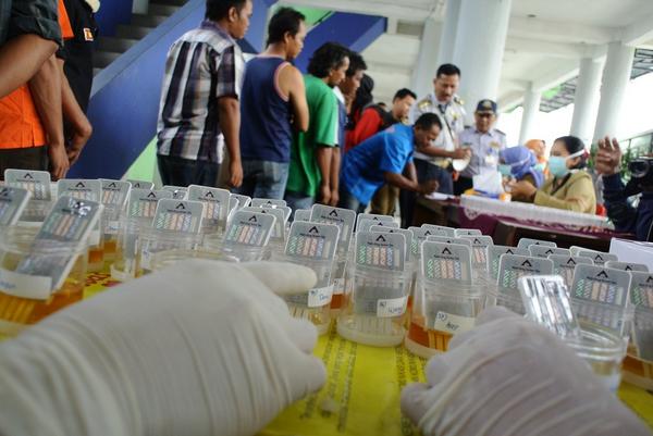 syaikhu_ahmad's tweet photo. Jika Positif Narkoba, Supir Dilarang Bawa Penumpang #Mudik2014 | via @GoBekasi  http://t.co/Jyh9U6Ov7E http://t.co/HzZWZoZ9MD