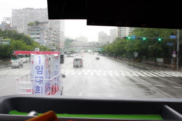 제주에서 공수한 이층버스가 도착했습니다. 수원지역 후보들과 최고위원들이 함께 이층버스를 탔습니다. 막상 타고보니 편안하고 안정적으로, 출퇴근 교통전쟁 최선의 해결책이라는 평가네요. 이층버스,꼭 도입하겠습니다.