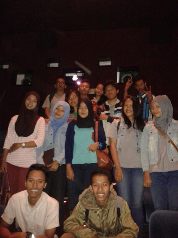 Ini hloo teman2 FASE dan para Youth Fasilitator selesai nonbar film Cahaya Dari Timur ;)