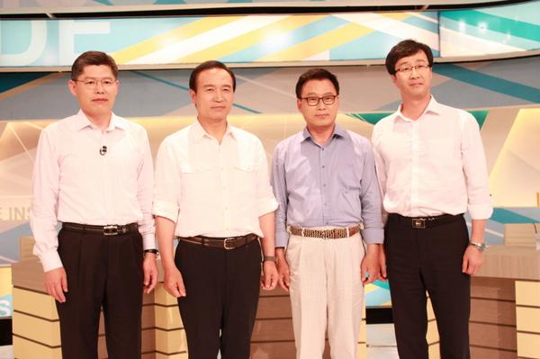 지금 SBS 이슈인사이드 생방송 중입니다. 오후 3시10분 부터 한시간 동안 수원 영통 출마후보들과 함께 출연하여 토론합니다. 영통지역 지인분들에게 꼭 알려드려야겠죠 ^^ ? 많은 시청 부탁드립니다!